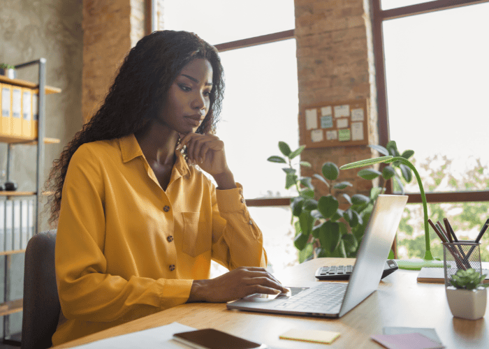 Femme noire travaillant sur son ordinateur